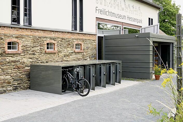 Fahrradgarage LEXINGTON NEW mit Giebeldach, 1 Grund und 5 Anbaueinheiten, Türanschlag DIN rechts, Münzpfandschloss, Stahlkonstruktion in RAL 7009 grüngrau