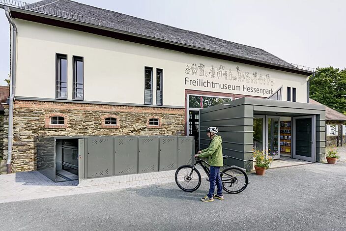 Fahrradgarage LEXINGTON NEW mit Giebeldach, 1 Grund- und 5 Anbaueinheiten, Türanschlag DIN rechts, Münzpfandschloss, Stahlkonstruktion in RAL 7009 grüngrau