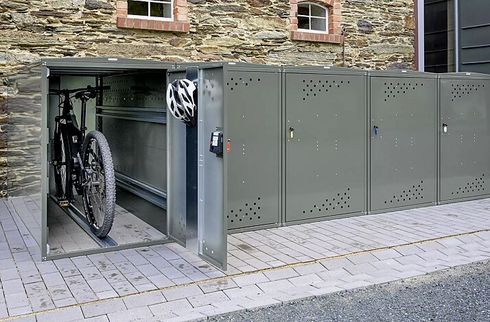 Fahrradgarage LEXINGTON NEW mit Giebeldach, 1 Grund und 4 Anbaueinheiten, Türanschlag DIN rechts, Münzpfandschloss, Stahlkonstruktion in RAL 7009 grüngrau