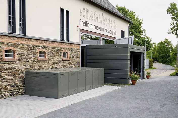 Fahrradgarage LEXINGTON NEW mit Giebeldach, 1 Grund und 5 Anbaueinheiten, Türanschlag DIN rechts, Münzpfandschloss, Stahlkonstruktion in RAL 7009 grüngrau