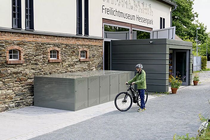 Fahrradgarage LEXINGTON NEW mit Giebeldach, 1 Grund und 5 Anbaueinheiten, Türanschlag DIN rechts, Münzpfandschloss, Stahlkonstruktion in RAL 7009 grüngrau