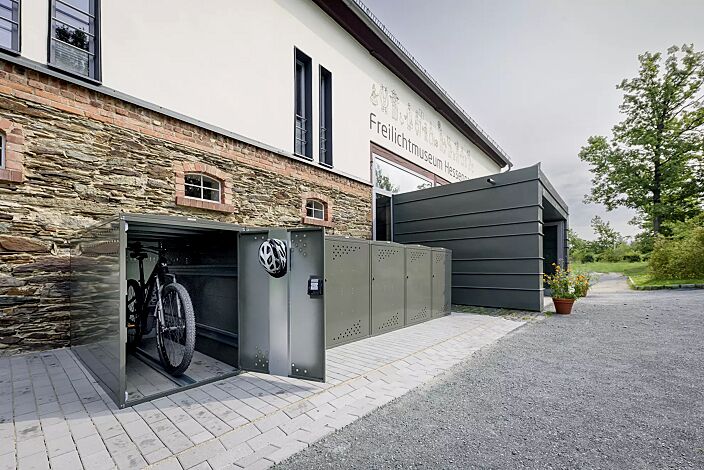 Fahrradgarage LEXINGTON NEW mit Giebeldach, 1 Grund und 5 Anbaueinheiten, Türanschlag DIN rechts, Münzpfandschloss, Stahlkonstruktion in RAL 7009 grüngrau