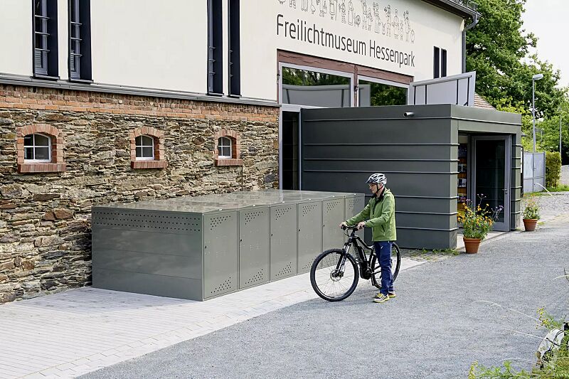 fahrradgarage-lexington-new__shoKAT0071447 Fahrradgarage LEXINGTON NEW mit Giebeldach, 1 Grund und 5 Anbaueinheiten, Türanschlag DIN rechts, Münzpfandschloss, Stahlkonstruktion in RAL 7009 grüngrau