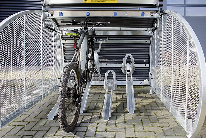 Innenansicht Fahrradgarage MULTI-BIKE-BOX mit Fahrradständer, Anlehnbügel und Ladestation