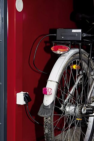 Detail: Elektroleiste mit 230V-Steckdose und LED-Licht