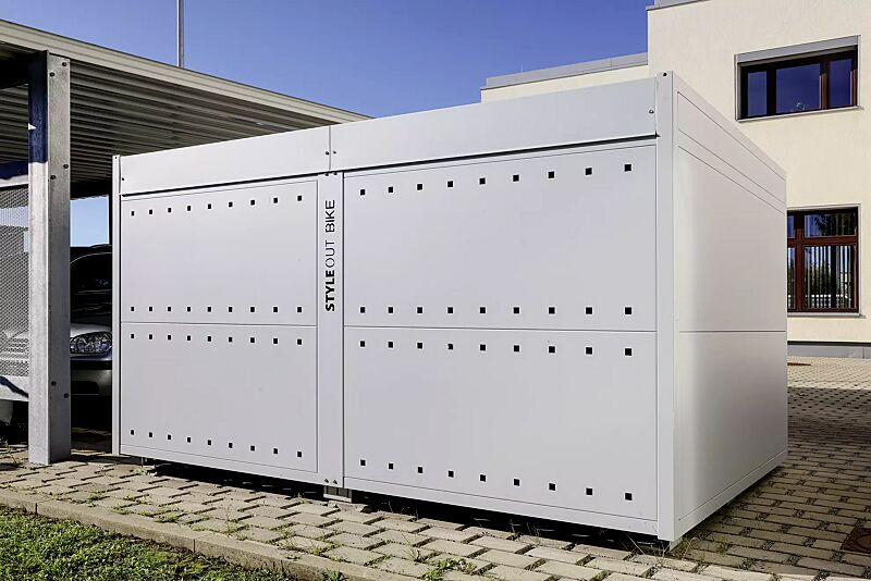 Fahrradgarage STYLEOUT® BIKE TOMO, Rück-, Seitenwände und Schiebetüren in RAL 9006 weißaluminium, Dach Aluminium eloxiert