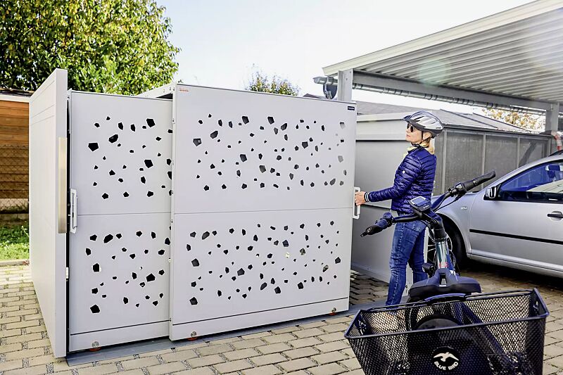 Fahrradgarage STYLEOUT® BIKE TOMO, Rück-, Seitenwände und Schiebetüren in RAL 9006 weißaluminium, Dach Aluminium eloxiert