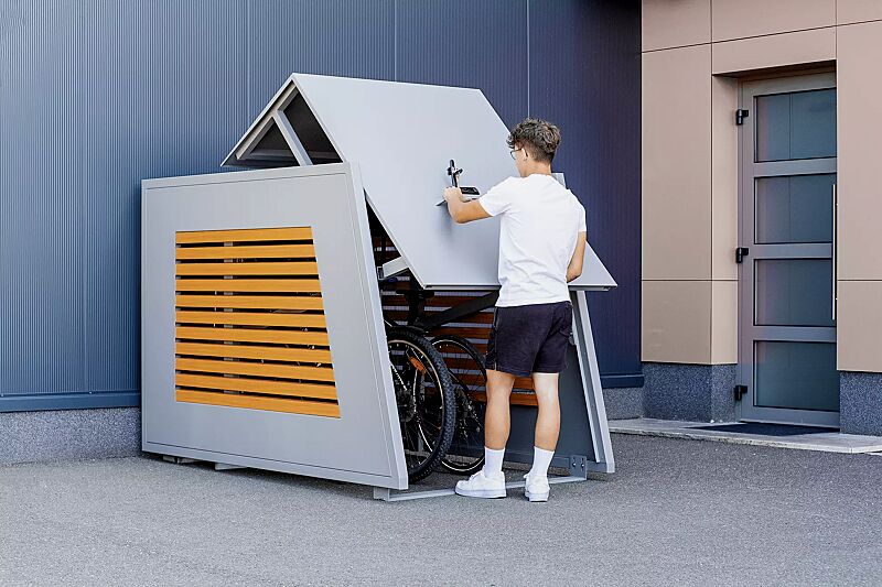 fahrradgarage-styleout-bikebox__shoKAT0071068 Fahrradgarage STYLEOUT® BIKEBOX LINIS, Seitenwände mit Lamellen in Holzdekor Douglasie, Aluminiumkonstruktion in RAL 9006 weißaluminium