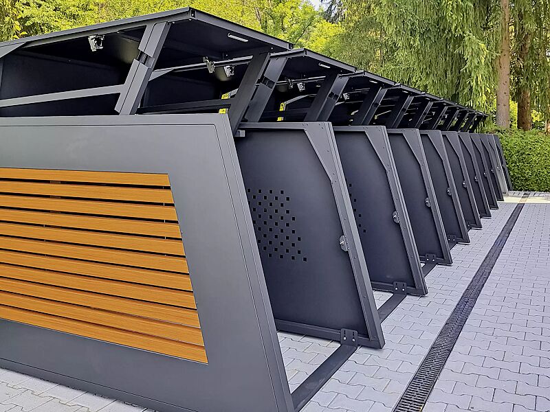 fahrradgarage-styleout-bikebox__shoKAT0073403 Fahrradgarage STYLEOUT® BIKEBOX, Grundeinheit mit 9 Anbaueinheiten in Reihe, Seitenwände mit Lamellen in Holzdekor Douglasie, Zwischenwände aus Lochblech, Aluminiumkonstruktion in RAL 7016 anthrazitgrau