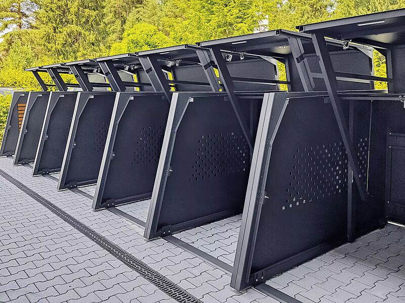 fahrradgarage-styleout-bikebox__shoKAT0073404 Fahrradgarage STYLEOUT® BIKEBOX, Grundeinheit mit 9 Anbaueinheiten in Reihe, Seitenwände mit Lamellen in Holzdekor Douglasie, Zwischenwände aus Lochblech, Aluminiumkonstruktion in RAL 7016 anthrazitgrau