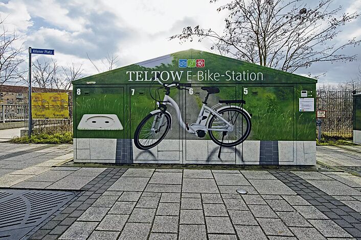 E-Bike-Station, auftragsbezogene Anpassung, mit Spitzgiebeldach bestehend aus 1 Technikbox und 4 Fahrradgaragen TECTUM-E, inkl. RFID-Zugangssteuerung und Fernwartungssystem, Folienbeklebung bauseits