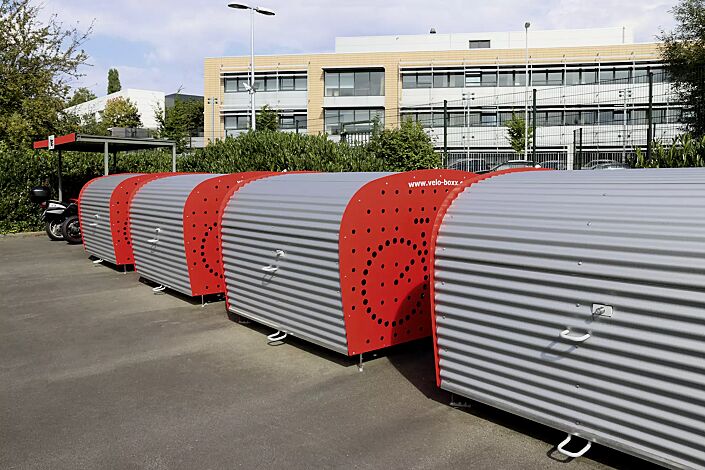 Fahrradgarage VELO-BOXX®-Professional mit Klappflügeltür aus Wellblech in RAL 9007 graualuminium, Seitenwände in RAL 3000 feuerrot (auftragsbezogene Pulverbeschichtung)