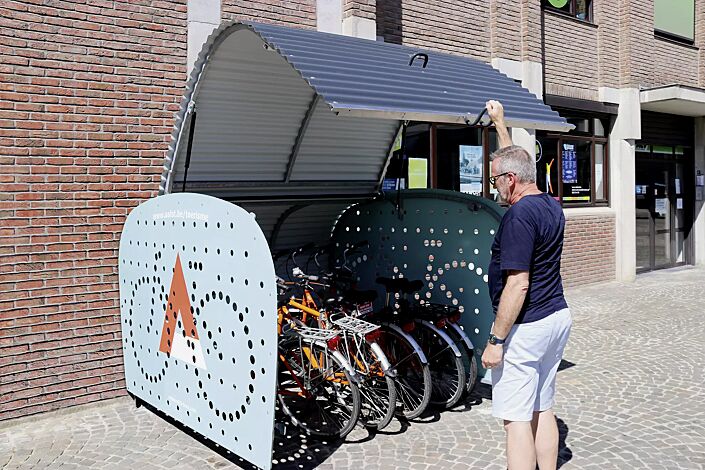 Fahrradgarage VELO-BOXX®-Professional mit Klappflügeltür aus Wellblech in RAL 7016 anthrazitgrau, Seitenwände in RAL 7004 signalgrau, Werbefolie bauseitig