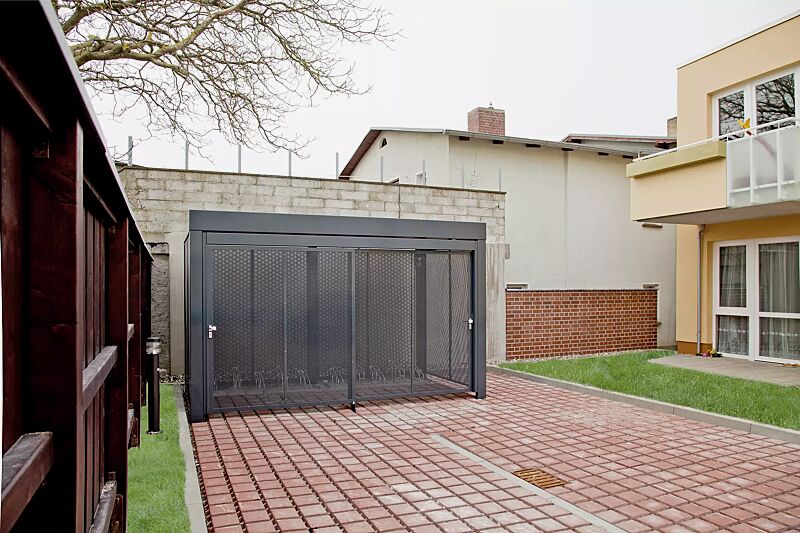 fahrradhaus-multiport__shoKAT0021856 Fahrradhaus MULTIPORT®, Dachbreite x Dachtiefe 4030 mm x 2580 mm, Wände und Schiebetür, einteilig, mit Lochblech, Stahlkonstruktion in RAL 7016 anthrazitgrau