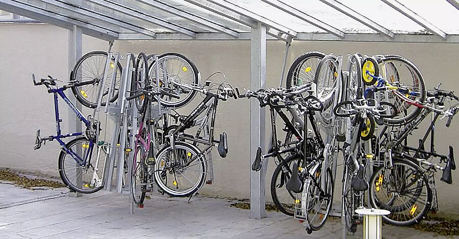 Fahrradpark-Karussell YORO zum Einbetonieren (auf Anfrage), integriert unter einer Überdachung
