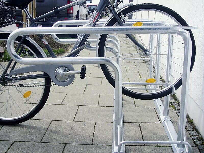 fahrradparker-hedland__shoKAT0012602 Reihenparker HEDLAND einseitig, hoch / tief, Tiefstellung langer Bügel, zum Aufdübeln bei +/- 0 mm