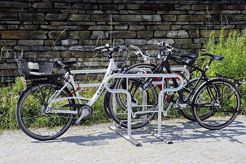 fahrradparker-hedland__shoKAT0038107 Reihenparker HEDLAND doppelseitig, hoch / tief, Tiefstellung langer Bügel, zum Aufdübeln bei +/- 0 mm