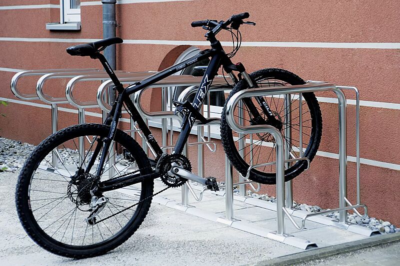 fahrradparker-hedland__shoKAT0038108 Reihenparker HEDLAND einseitig, hoch / tief, Tiefstellung kurze Bügel, zum Aufdübeln bei +/- 0 mm