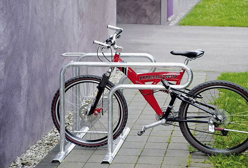 fahrradparker-hedland__shoKAT0038109 Reihenparker HEDLAND einseitig, hoch / tief, Tiefstellung lange Bügel, zum Aufdübeln bei +/- 0 mm