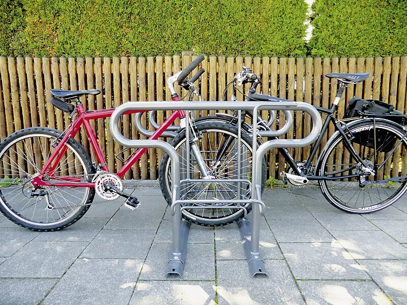 fahrradparker-hedland__shoKAT0052918 Reihenparker HEDLAND doppelseitig, hoch / tief, Tiefstellung kurze Bügel, zum Aufdübeln bei +/- 0 mm