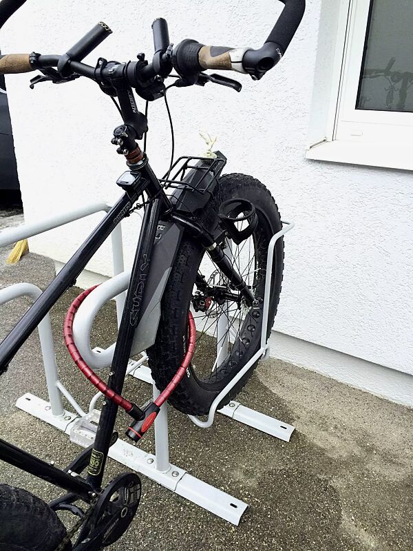 fahrradparker-hedland__shoKAT0053035 auch für Fahrräder mit breiten Reifen geeignet