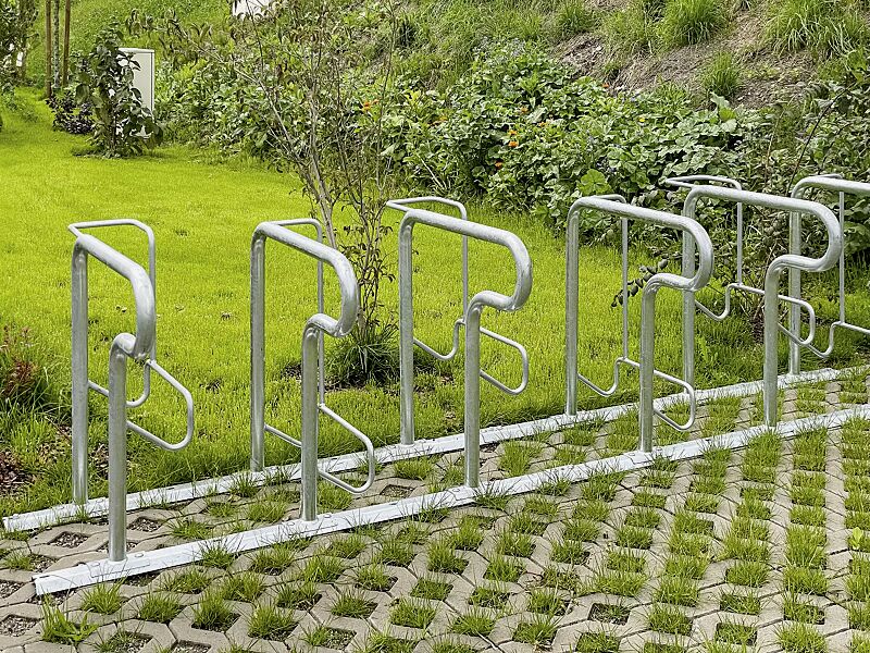fahrradparker-hedland__shoKAT0072240 Reihenparker HEDLAND einseitig, hoch / tief, Tiefstellung kurze Bügel, zum Aufdübeln bei +/- 0 mm