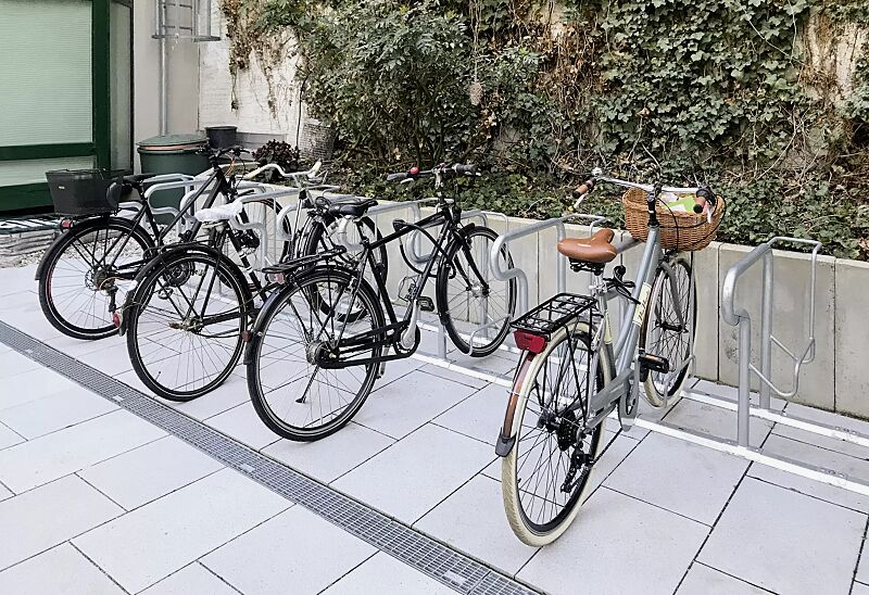 fahrradparker-hedland__shoKAT0073148 Reihenparker HEDLAND einseitig, hoch / tief, Tiefstellung kurze Bügel, zum Aufdübeln bei +/- 0 mm