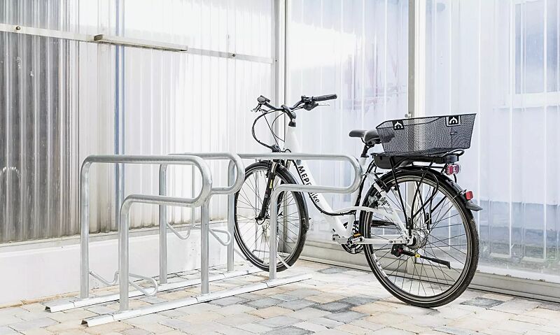 fahrradparker-hedland__shoKAT0073149 Reihenparker HEDLAND einseitig, hoch / tief, Tiefstellung kurze Bügel, zum Aufdübeln bei +/- 0 mm