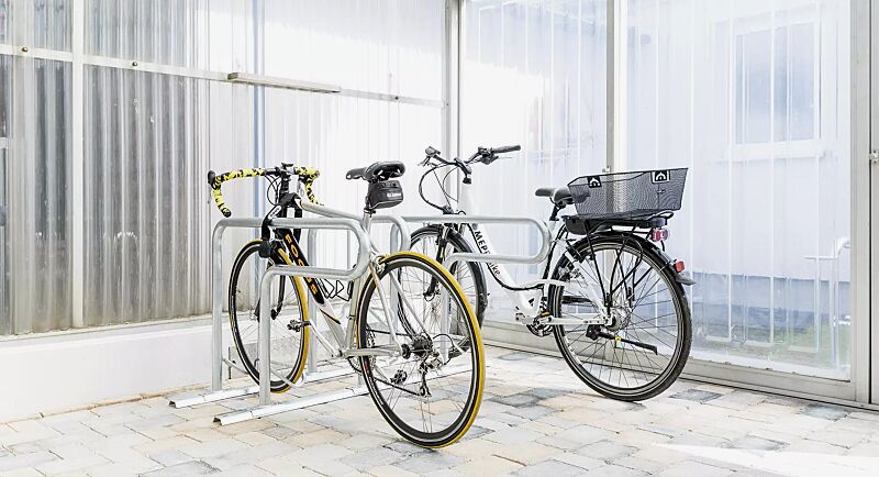 fahrradparker-hedland__shoKAT0073150 Reihenparker HEDLAND einseitig, hoch / tief, Tiefstellung kurze Bügel, zum Aufdübeln bei +/- 0 mm