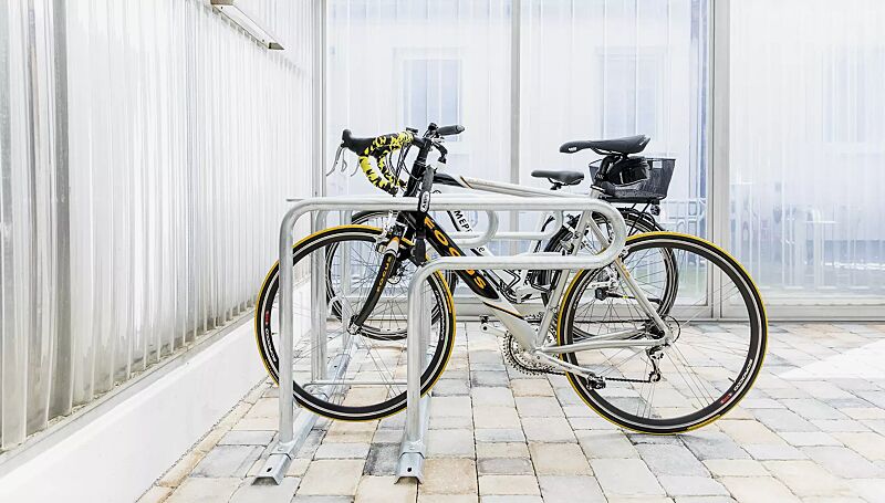 fahrradparker-hedland__shoKAT0073151 Reihenparker HEDLAND einseitig, hoch / tief, Tiefstellung kurze Bügel, zum Aufdübeln bei +/- 0 mm