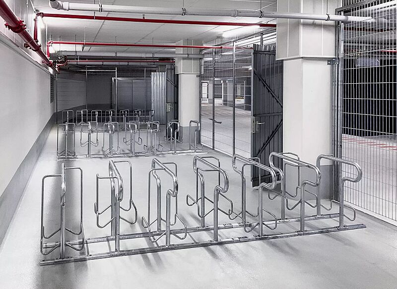 fahrradparker-hedland__shoKAT0073152 Reihenparker HEDLAND doppelseitig, hoch / tief, Tiefstellung kurze Bügel, zum Aufdübeln bei +/- 0 mm