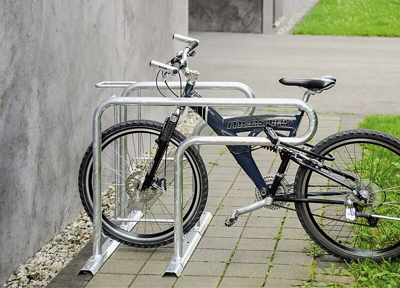 fahrradparker-hedland__shoKAT0073153 Reihenparker HEDLAND einseitig, hoch / tief, Tiefstellung kurze Bügel, zum Aufdübeln bei +/- 0 mm