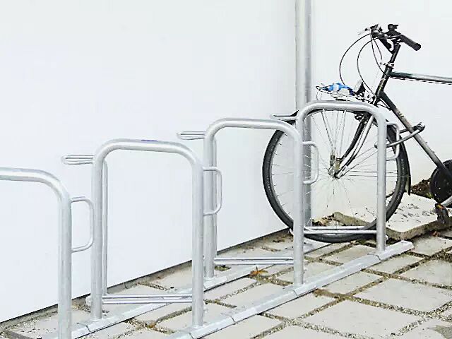 fahrradparker-missouri__shoKAT0008907 Reihenparker MISSOURI einseitig, 45° links, tief / tief, zum Aufdübeln bei +/- 0 mm, feuerverzinkt