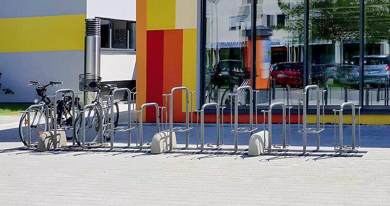 fahrradparker-missouri__shoKAT0072239 Reihenparker MISSOURI doppelseitig 90°, tief / hoch, zum freien Aufstellen mit Beschwerkungspoller, in RAL 9007 graualuminium
