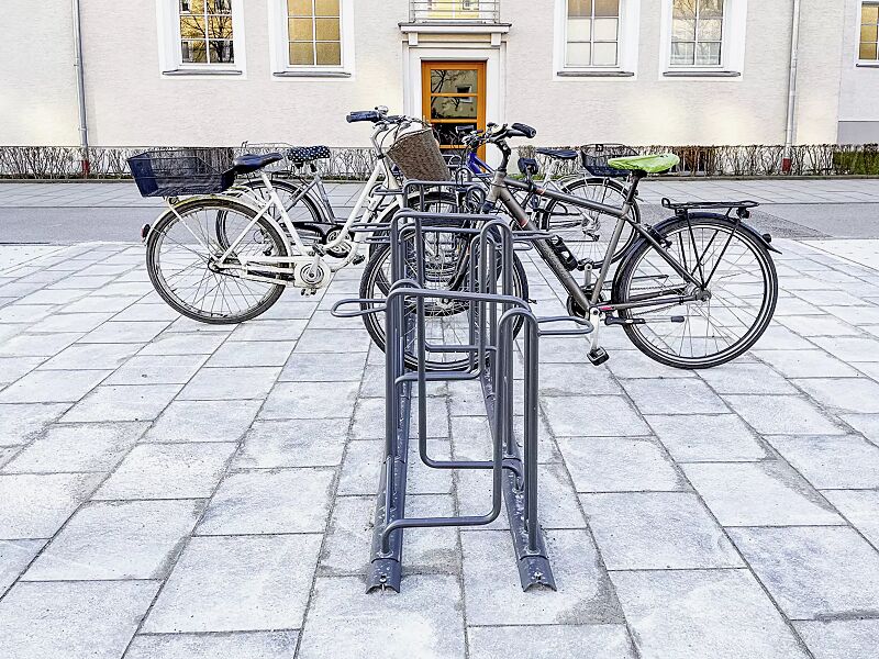 fahrradparker-tacoma__shoKAT0072559 Reihenparker TACOMA doppelseitig 90°, tief / hoch, zum Aufdübeln bei +/- 0 mm, 16 Stellplätze, in RAL 7016 anthrazitgrau
