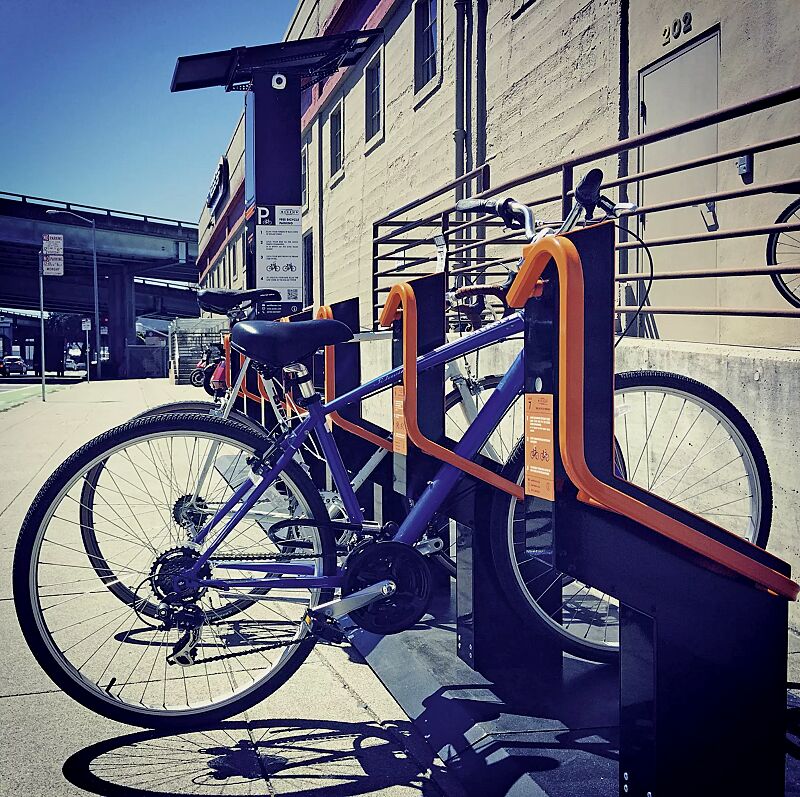 Fahrradparksystem BIKEEP, Reihenaufstellung, mit auftragsbezogener Anpassung (Grundplatten, Solarturm)