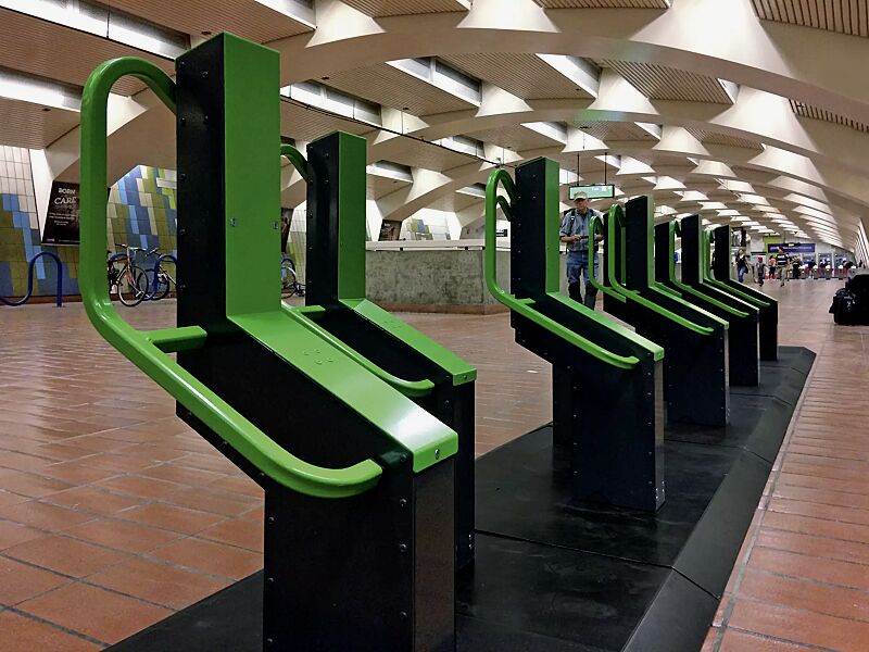 Fahrradparksystem Bikeep, Reihenaufstellung, mit auftragsbezogener Anpassung (Grundplatten, Zick-Zack-Aufstellung)