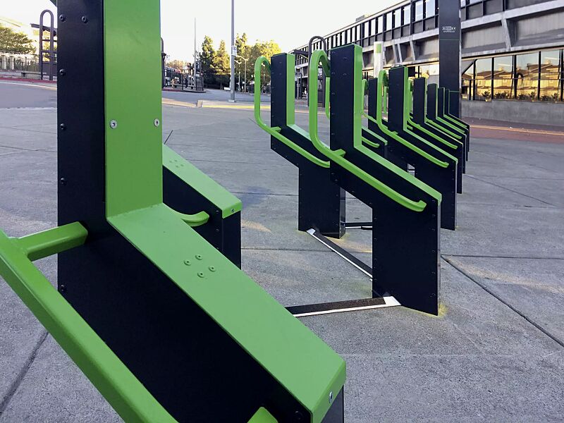 Fahrradparksystem BIKEEP, Reihenaufstellung, mit auftragsbezogener Anpassung (Zick-Zack-Aufstellung)