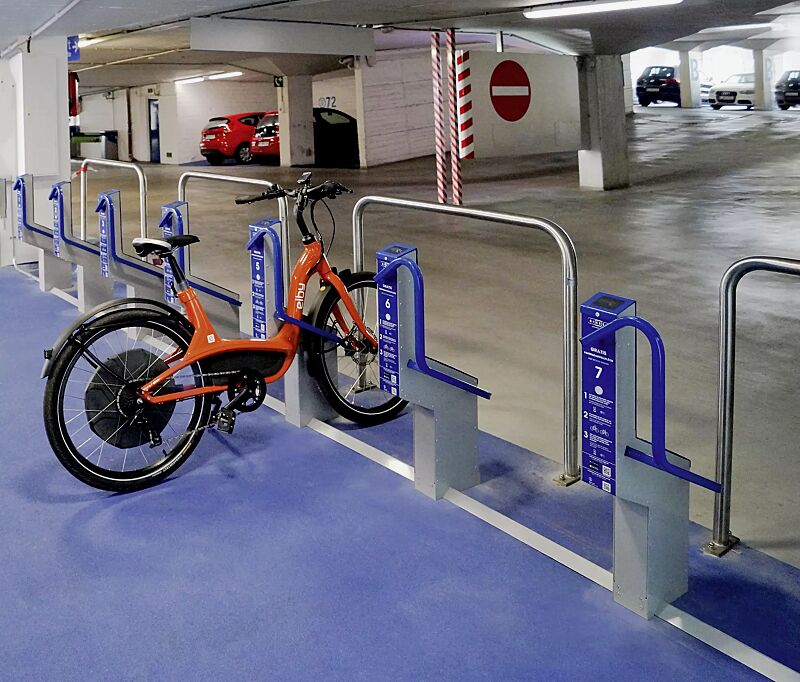 Fahrradparksystem BIKEEP, Reihenaufstellung, mit kundenspezifischer RFID-Zugangsberechtigung