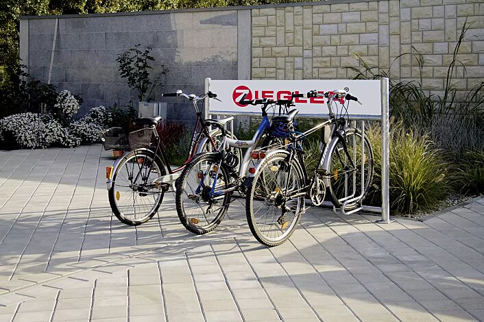 Fahrradständer ADELAIDE einseitig, zum Aufdübeln, 3 Stellplätze, mit Werbeschild, feuerverzinkt