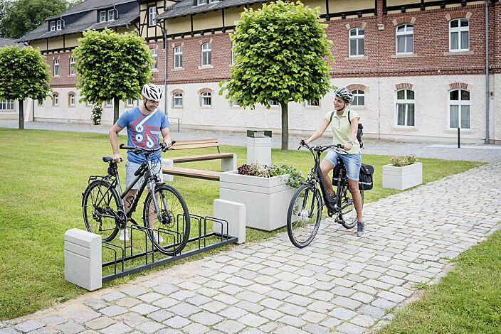 Kollektion BRNO bestehend aus Fahrradständer, Sitzbank, Abfallbehälter und Pflanzbehälter