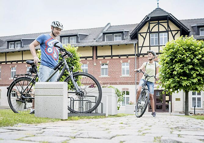 Fahrradständer BRNO, Stahlteile in RAL 7021 schwarzgrau, Beton sandgestrahlt sowie Pflanzbehälter BRNO