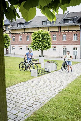 Kollektion BRNO bestehend aus Fahrradständer, Sitzbank, Abfallbehälter und Pflanzbehälter
