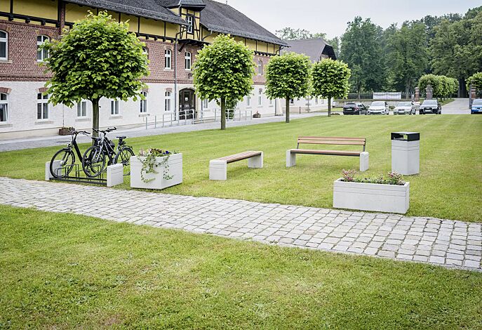 Kollektion BRNO bestehend aus Fahrradständer, Sitzbank, Abfallbehälter und Pflanzbehälter