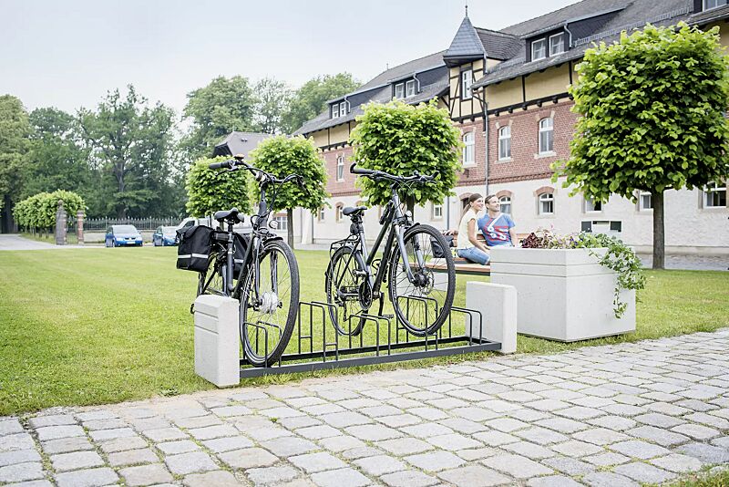 fahrradstaender-brno__shoKAT0057714 Fahrradständer BRNO, Stahlteile in RAL 7021 schwarzgrau, Beton sandgestrahlt sowie Sitzbank und Pflanzbehälter BRNO