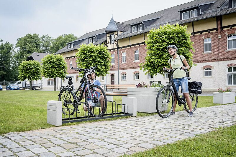 fahrradstaender-brno__shoKAT0057764 Fahrradständer BRNO, Stahlteile in RAL 7021 schwarzgrau, Beton sandgestrahlt sowie Sitzbank und Pflanzbehälter BRNO