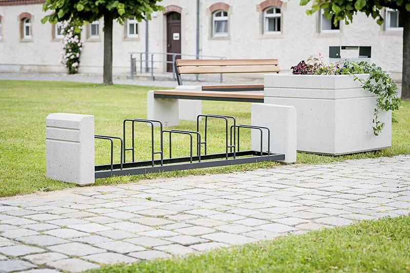 fahrradstaender-brno__shoKAT0057771 Fahrradständer BRNO, Stahlteile in RAL 7021 schwarzgrau, Beton sandgestrahlt sowie Sitzbank und Pflanzbehälter BRNO