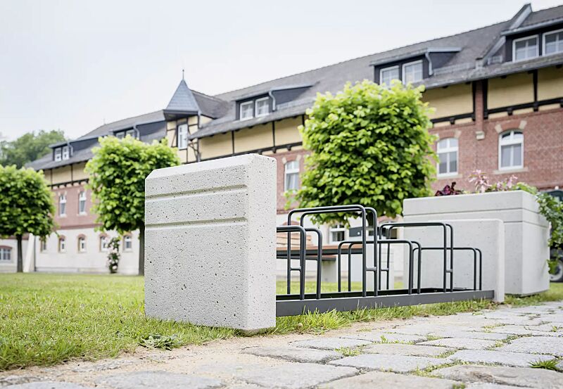fahrradstaender-brno__shoKAT0057772 Fahrradständer BRNO, Stahlteile in RAL 7021 schwarzgrau, Beton sandgestrahlt sowie Pflanzbehälter BRNO