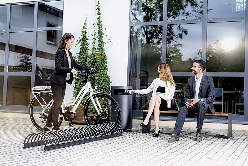 Fahrradständer CIMA in RAL 7016 anthrazitgrau sowie Abfallbehälter und Sitzbank CIMA