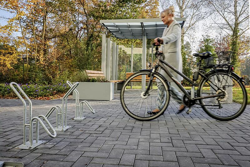 fahrradstaender-hervey__shoKAT0068187 Einzelfahrradständer HERVEY zum Aufdübeln, Meeting-Point PIN, Dachbreite x Dachtiefe 3075 mm x 3075 mm, mit Windschutzwand PIN SCREEN, Sitzbank NATURA, Abfallbehälter LACES, Pflanzbehälter MALOUT, Stahlkonstruktion in RAL 7046 telegrau